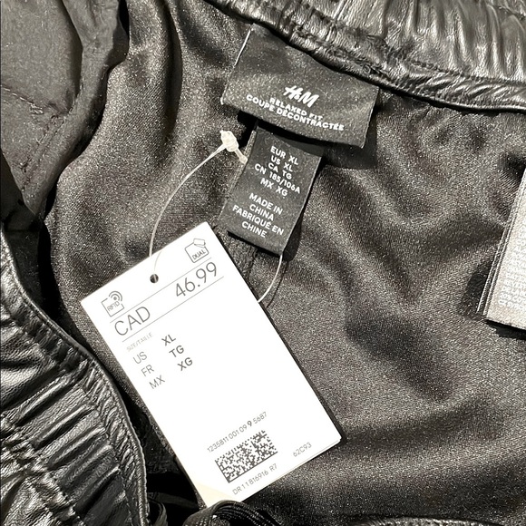 *NEW* H&M Relaxed-fit Faux Leather Shorts - Picture 6 of 10